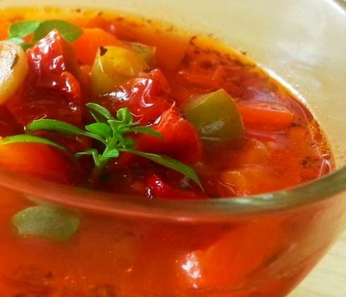 Zupa pomidorowa z suszonymi pomidorami i papryką