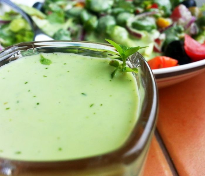 Zielony, ziołowy sos do sałatek