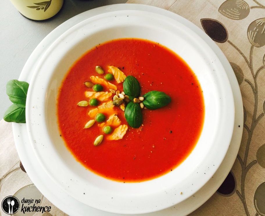 Zupa krem z pomidorów z indykiem, prażonymi nasionami i ziołami