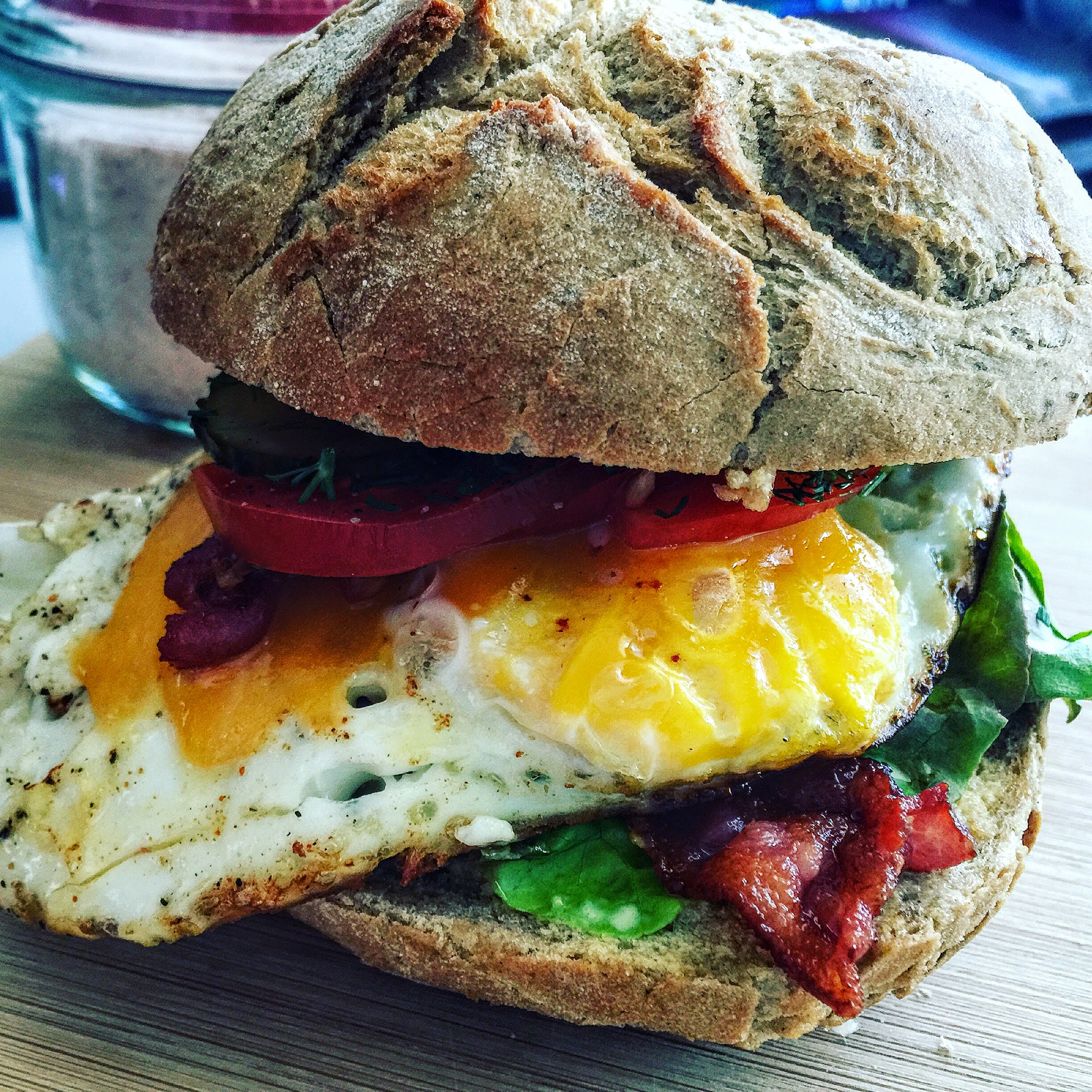 Burgery z jajkiem sadzonym i bekonem