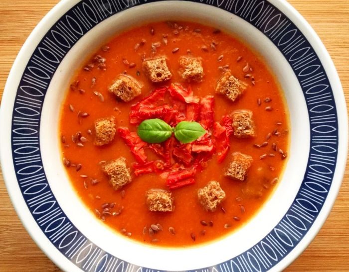 Delikatna zupa krem z dyni i pomidorów