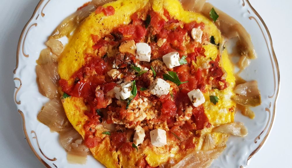 Omlet z fetą, suszonymi pomidorami i duszoną cykorią